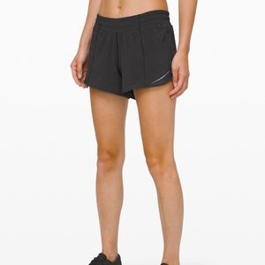 BRAND NEW WITH TAGS Lululemon Hotty Hot shorts 4’